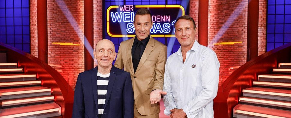 Das neue „Wer weiß denn sowas?“-Trio: Bernhard Hoëcker (l.), Kai Pflaume und Wotan Wilke Möhring – Bild: NDR/ARD/Morris Mac Matzen