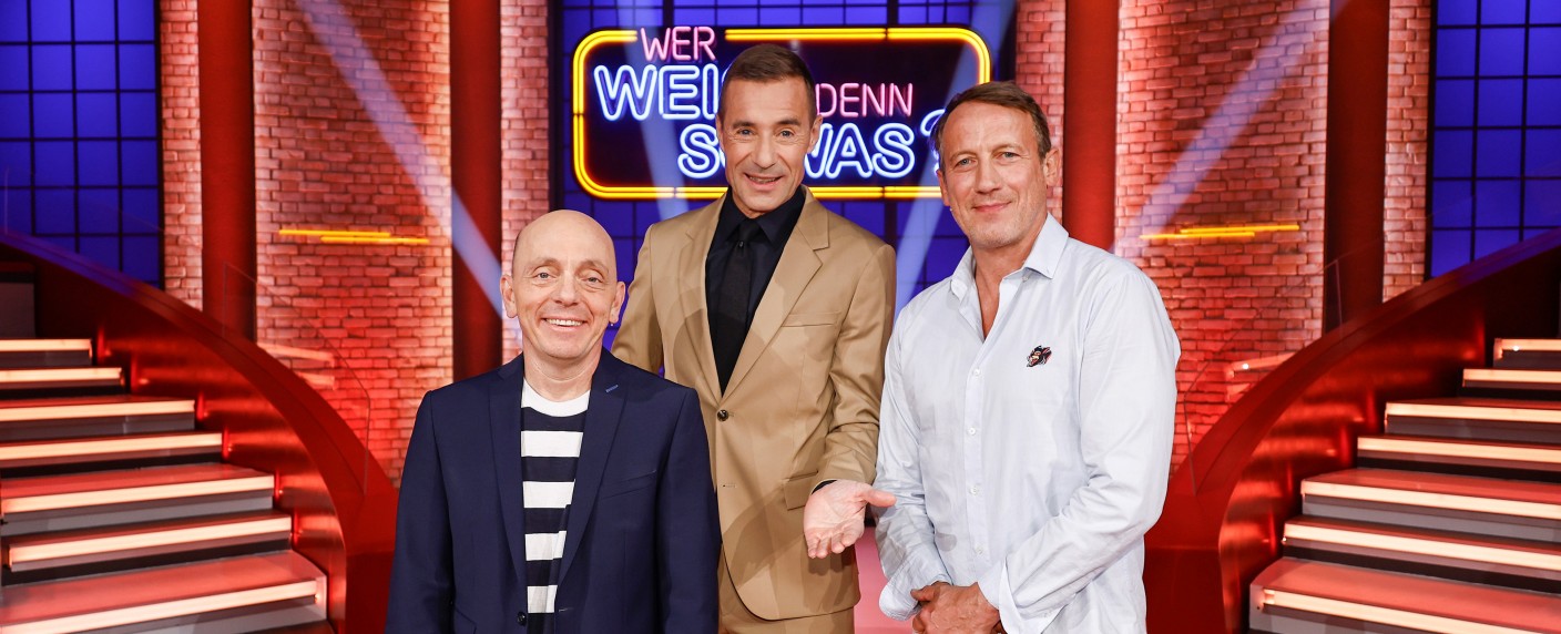 „Wer weiß denn sowas?“: Mit diesen Gästen startet am 11. Oktober 2025 die neue Staffel mit Wotan Wilke Möhring als neuem Teamkapitän – Komiker, Schauspieler, Torwarte und „Let’s Dance“-Stars in der Woche vom 13. bis 17. Oktober 2025 – Bild: NDR/​ARD/​Morris Mac Matzen