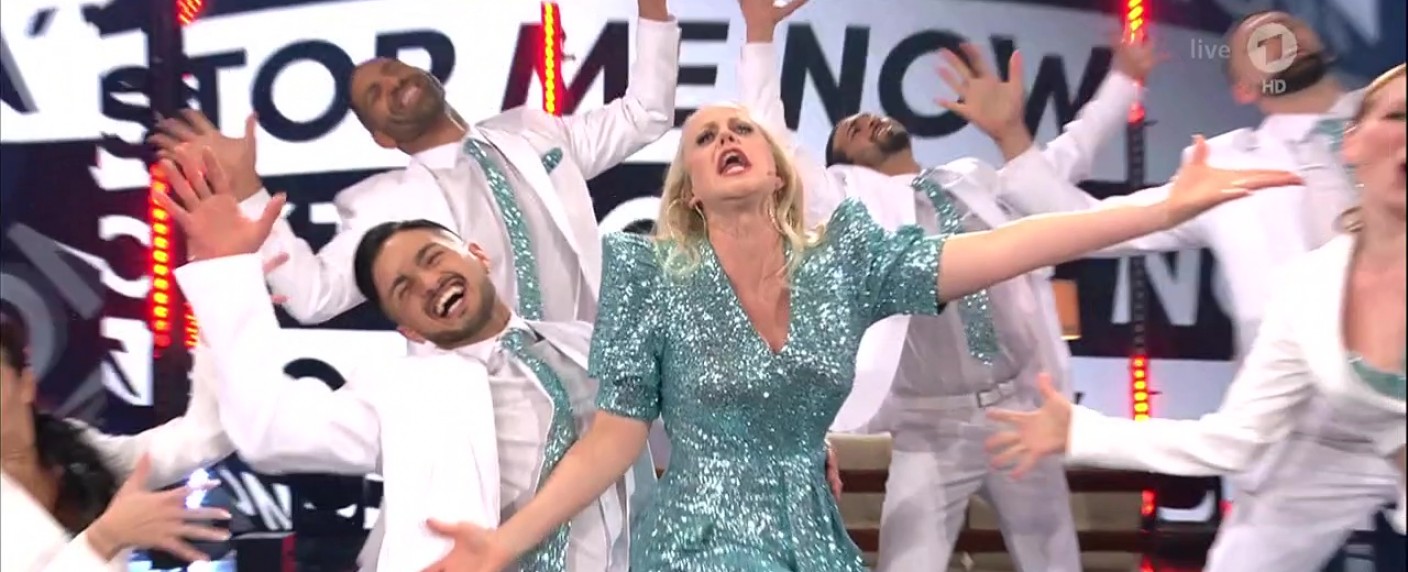 „Verstehen Sie Spaß?“-Premiere mit Barbara Schöneberger: Tonpanne und ein Neuanfang, der keiner ist – Review – Samstagabend-Klassiker verharrt trotz neuer Moderatorin in alten Mustern – Bild: Das Erste/​Screenshot