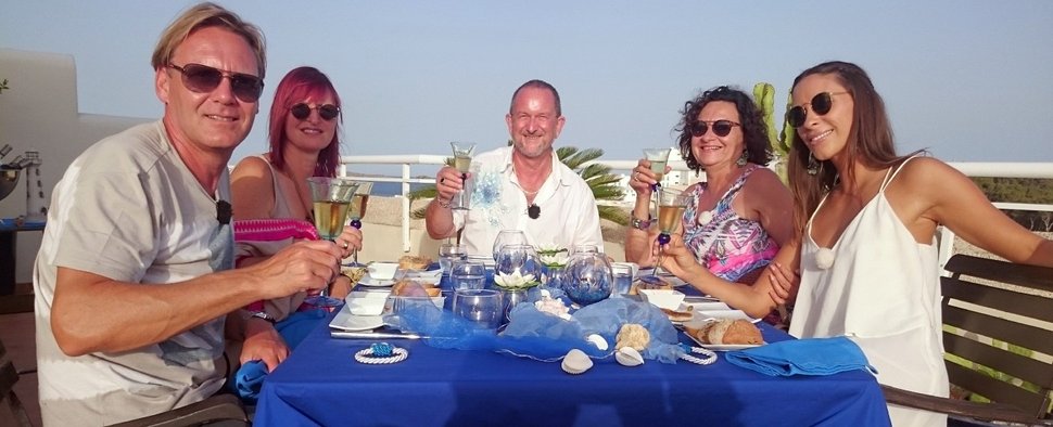 „Das perfekte Dinner“ auf Ibiza mit David, Elke, Urs, Christine und Janine (v.l.n.r.) – Bild: VOX/itv studios