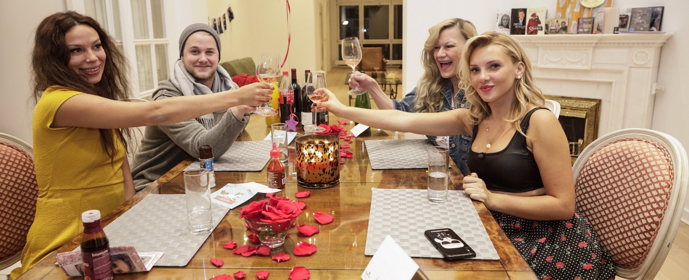 Evelyn Burdecki und Co. laden zum „Dschungel Dinner“ – Neue Folgen von „Einmal Camping, immer Camping“ – Bild: TV NOW /​ Dirk Borm