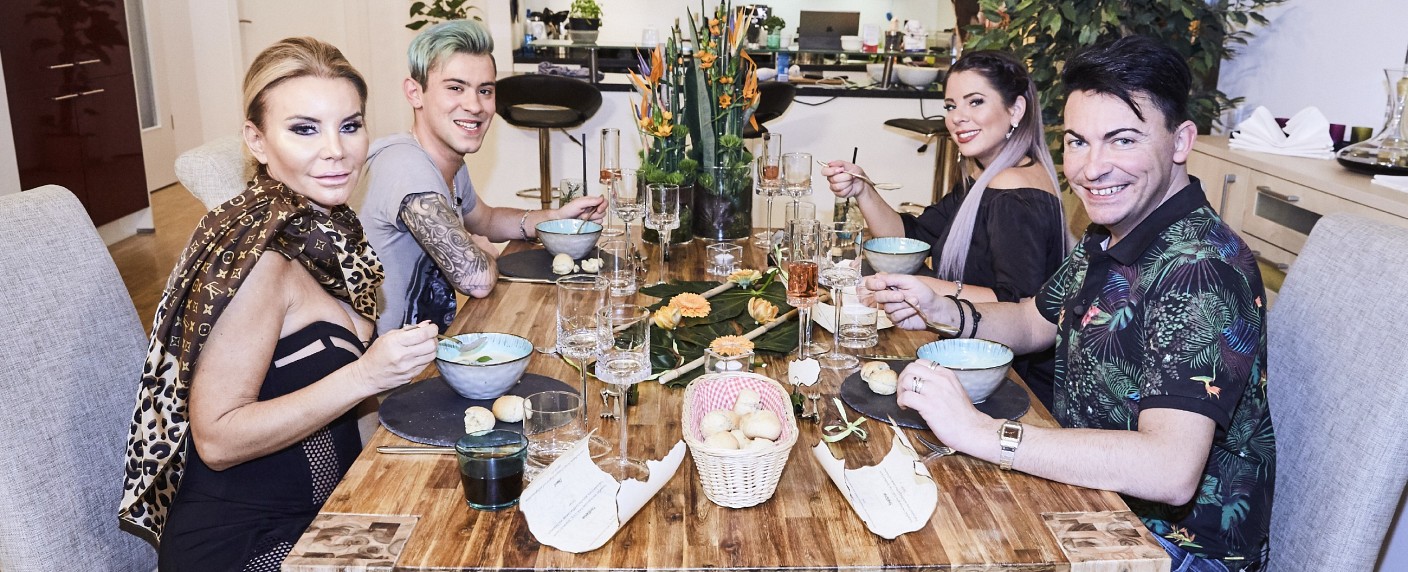 VOX veranstaltet im April wieder „Das perfekte Dschungel Dinner“ – Wiedersehen mit Jenny Frankhauser, Matthias Mangiapane und Co. – Bild: MG RTL D /​ Severin Schweiger