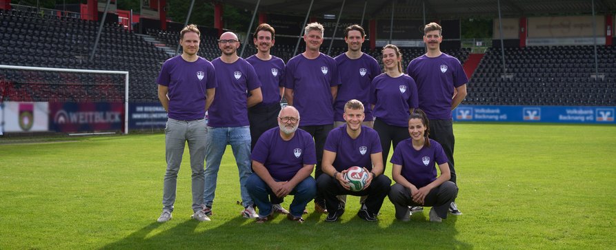 „Bolzen“: Drehstart für Fußball-Comedyserie mit Ben Felipe und Valerie Niehaus – Mockumentary über einen gefallenen Profifußballer in der Kreisliga – Bild: SWR/Pascal Malamas „Bolzen“: Drehstart für Fußball-Comedyserie mit Ben Felipe und Valerie Niehaus – Mockumentary über einen gefallenen Profifußballer in der Kreisliga – Bild: SWR/Pascal Malamas