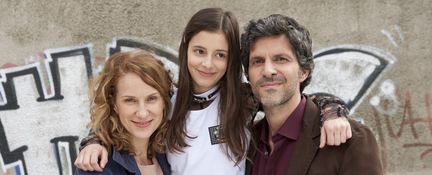 Quoten: „Das Pubertier“ startet ordentlich, „Zarah – Wilde Jahre“ schmiert ab – Deutlicher Gesamtsieg für „Hirschhausens Quiz des Menschen“, „Der Lehrer“ punktet in der Zielgruppe – Bild: ZDF/​Britta Krehl