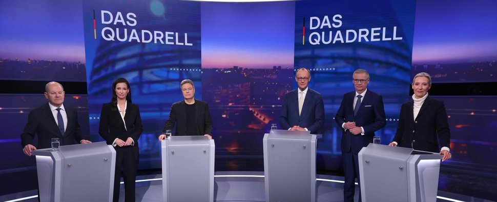 „Das Quadrell“: (v. l.) Olaf Scholz (SPD), Pinar Atalay, Robert Habeck (Bündnis 90/​Die Grünen), Friedrich Merz (CDU), Günther Jauch und Alice Weidel (AfD) – Bild: RTL/Joerg Carstensen
