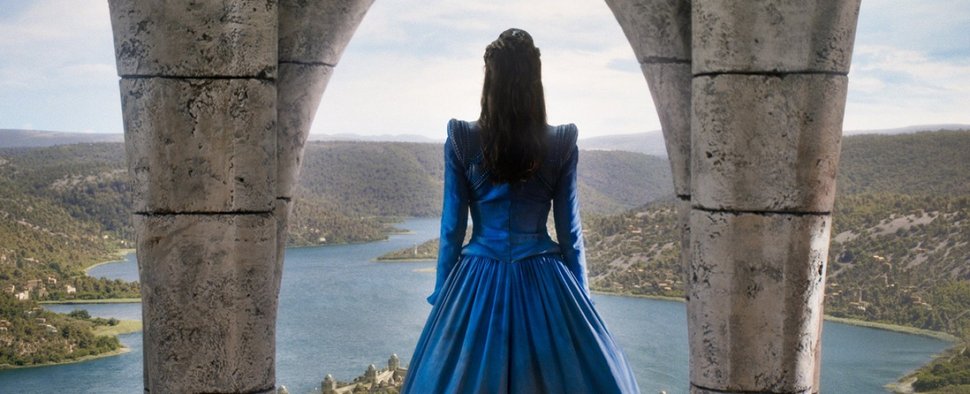 „Das Rad der Zeit“-Star Rosamund Pike im Weißen Turm – Bild: Amazon Studios