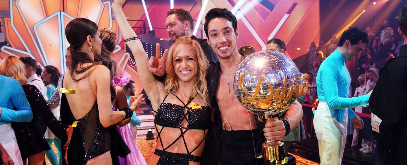Quoten: Starkes „Let’s Dance“-Finale, aber schwächer als im Vorjahr, Tiefstwert für Böhmermann – „Schule am Meer“-Pilotfolge mit Anja Kling und Oliver Mommsen erfolgreich – Bild: RTL/​Guido Engels