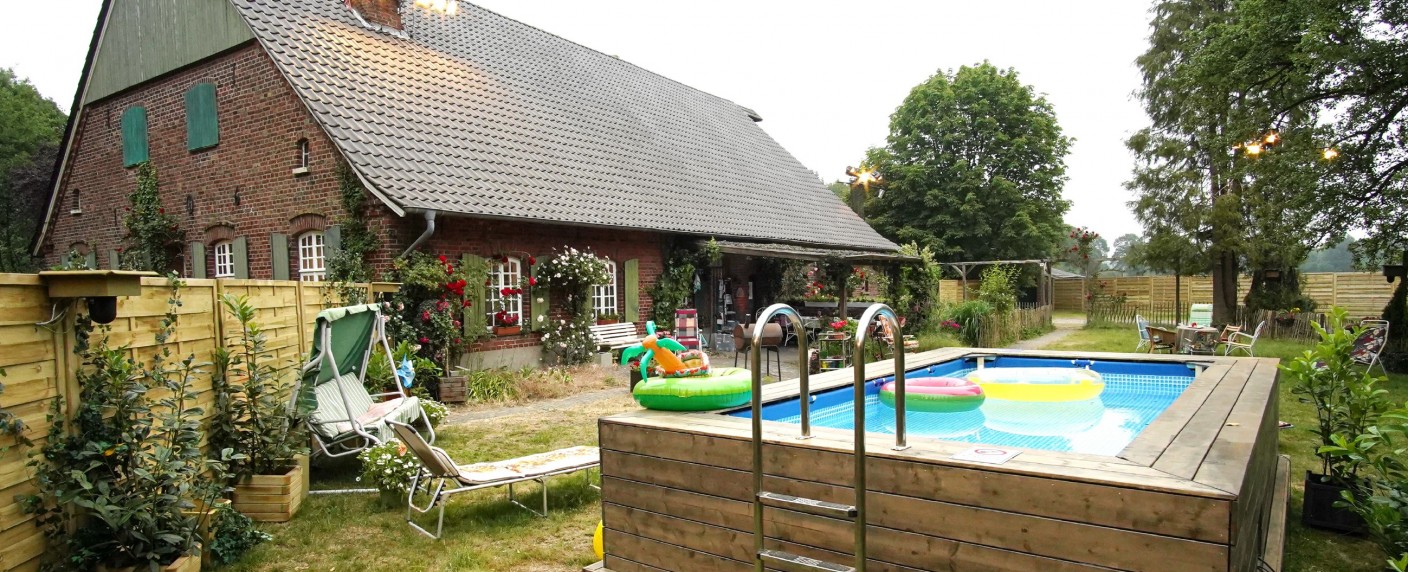 Quoten: Sonntags-„Sommerhaus“ verliert gegen „Polizeiruf“ und „Fack ju Göhte“ – „Trucker Babes“ mit Staffeltief, „King Arthur“ und „Last Witch Hunter“ punkten auf ProSieben – Bild: TVNOW/​Stefan Gregorowius