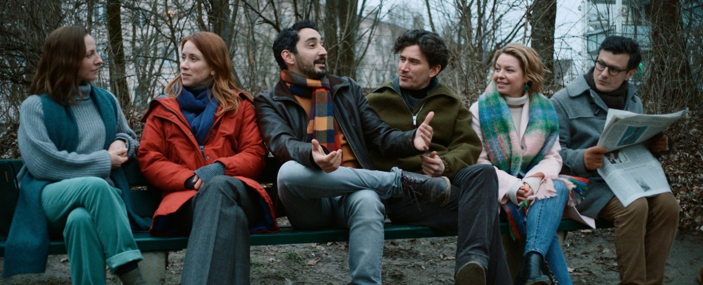 „Die Glücksspieler“: Starttermin für neue ARD-Familienserie mit Katharina Schüttler und Eko Fresh – Verlockendes Angebot: Eine Million Euro und ein Jahr Zeit, um glücklicher zu werden – Bild: BR/​ORF/​WDR/​die film gmbh