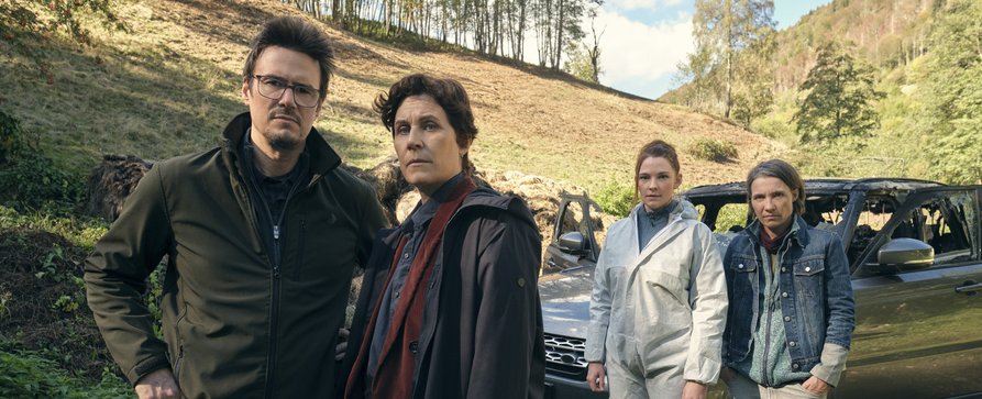 „Spuren“: True-Crime-Serie mit Nina Kunzendorf und Tilman Strauß wird fortgesetzt – Ursprünglich als Miniserie geplante SWR-Produktion aus dem Schwarzwald – Bild: SWR/Lailaps Films/Alfie Samba „Spuren“: True-Crime-Serie mit Nina Kunzendorf und Tilman Strauß wird fortgesetzt – Ursprünglich als Miniserie geplante SWR-Produktion aus dem Schwarzwald – Bild: SWR/Lailaps Films/Alfie Samba