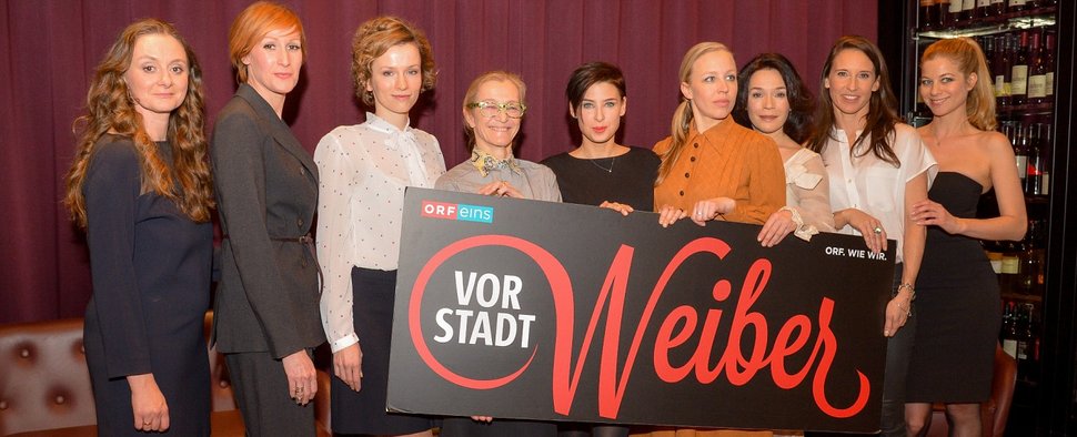 Das Team der „Vorstadtweiber“ mit ORF-Fernsehdirektorin Kathrin Zechner (m.) – Bild: ORF/Thomas Ramstorfer