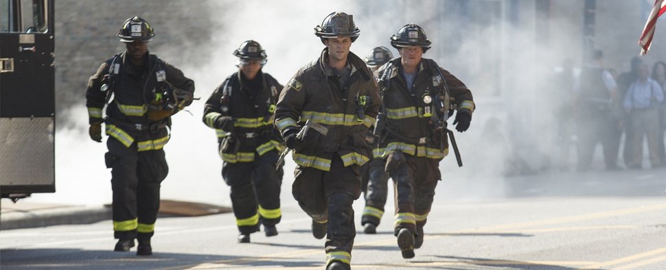 Das Team von „Chicago Fire“ im Einsatz – Bild: Parrish Lewis/NBC/2016 NBCUniversal Media, LLC-UNIVERSAL CHANNEL