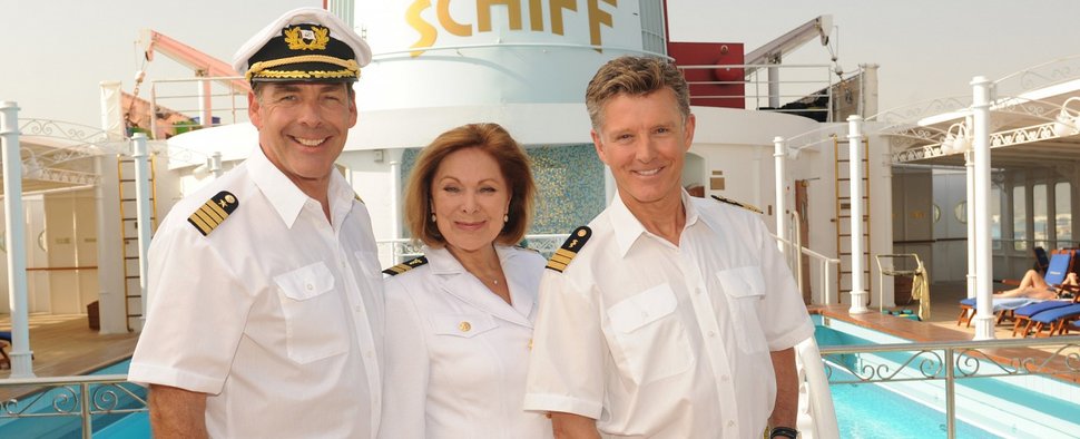 Heide Keller (M.) schippert noch drei Mal mit auf dem „Traumschiff“. – Bild: ZDF/Dirk Bartling