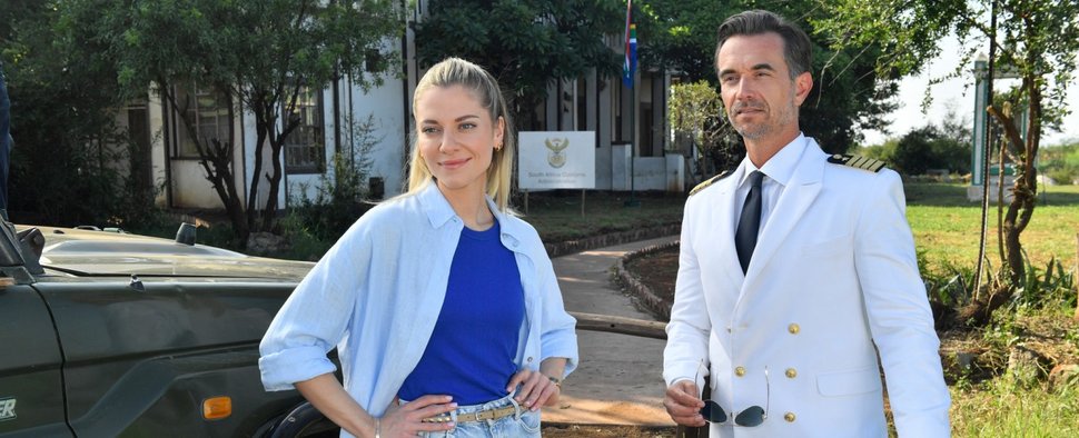 Kapitän Max Parger (Florian Silbereisen) begleitet Sophia Berg (Valentina Pahde) zu ihrer neuen Wirkungsstätte – Bild: ZDF/Dirk Bartling