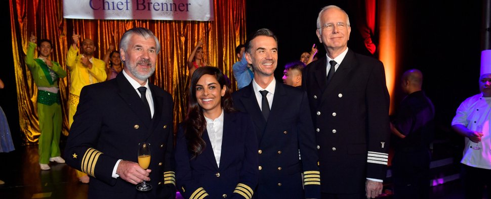 „Das Traumschiff – Bangkok“: (v. l.) Staff-Kapitän Martin Grimm (Daniel Morgenroth), Ärztin Dr. Jessica Delgado (Collien Fernandes), Kapitän Max Parger (Florian Silbereisen) und Kreuzfahrtdirektor Oskar Schifferle (Harald Schmidt) – Bild: ZDF/Dirk Bartling