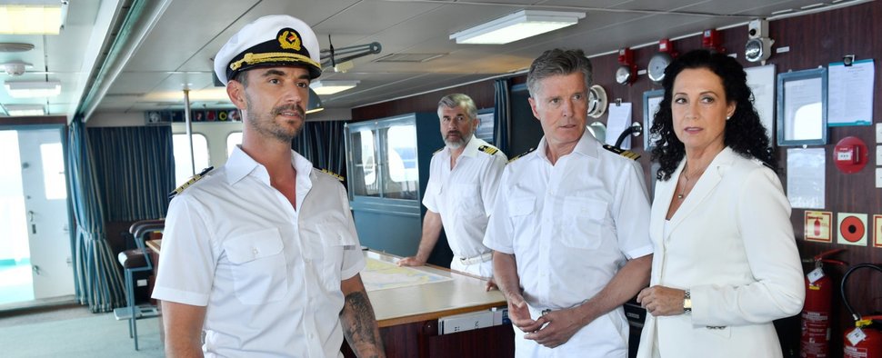 „Das Traumschiff“: Der neue Kapitän Max Parger (Florian Silbereisen, l.) muss die eingespielte Crew noch von sich überzeugen. – Bild: ZDF/Dirk Bartling