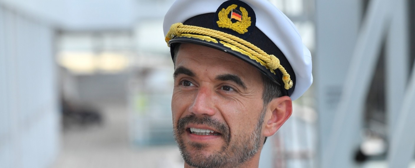 Nach „Traumschiff“-Traumquoten: Silbereisen kündigt überraschende Promis und witzigere Storys an – ZDF-Luxusdampfer auf erfolgreichem Kurs – Bild: ZDF/​Dirk Bartling