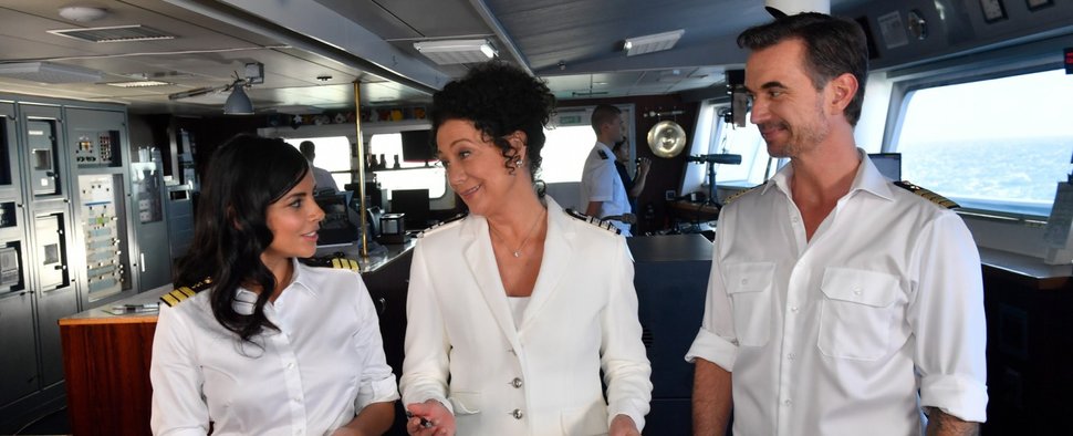 „Das Traumschiff“: Für Kapitän Max Parger (Florian Silbereisen, r.), Hanna Liebhold (Barbara Wussow, m.) und Dr. Jessica Delgado (Collien Ulmen-Fernandes, l.) geht es nach Argentinien – Bild: ZDF/Dirk Bartling