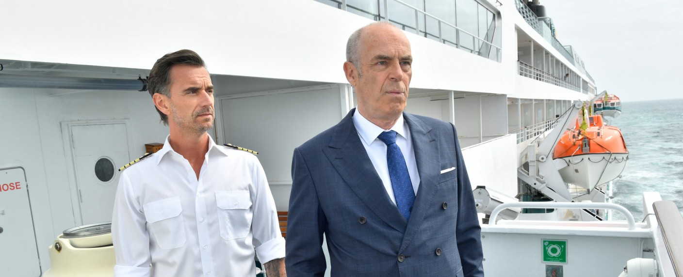 Quoten: „Traumschiff“, „Tatort“ und „Minions“ räumen am zweiten Weihnachtstag ab – „Wer wird Millionär?“ mit Verlusten, „TV total“ wenig gefragt – Bild: ZDF/​Dirk Bartling