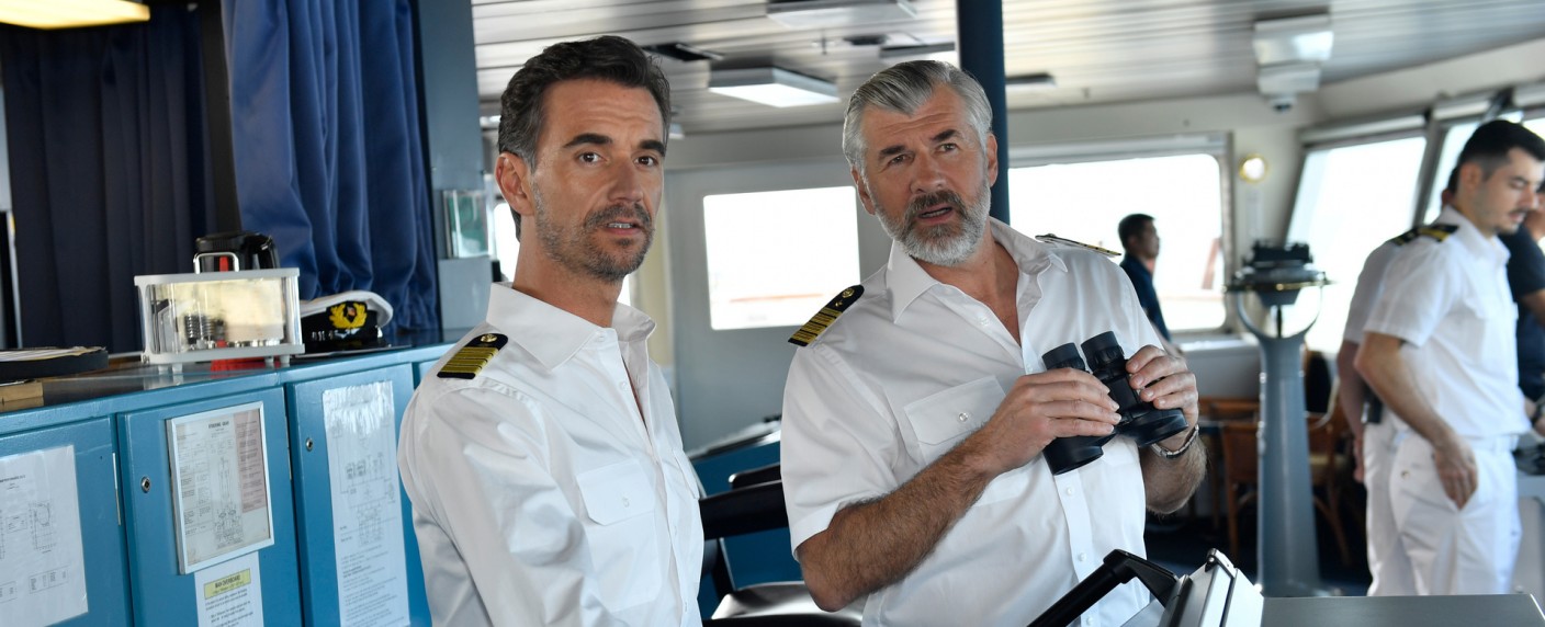 Quoten: „Das Traumschiff“ unterliegt „Tatort“ deutlich, Darts-WM knackt dank Clemens-Triumph Rekordmarke – „Das perfekte Geheimnis“ punktet in Sat.1, „kultigste RTL-Momente“ kaum gefragt – Bild: ZDF/​Dirk Bartling