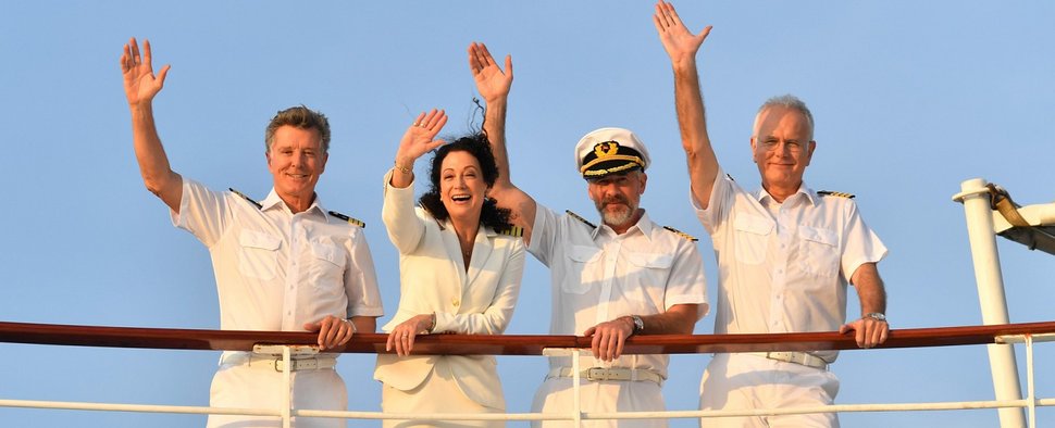 „Das Traumschiff“: Nick Wilder, Barbara Wussow, Daniel Morgenroth und Harald Schmidt (v.l.n.r.) – Bild: ZDF/Dirk Bartling