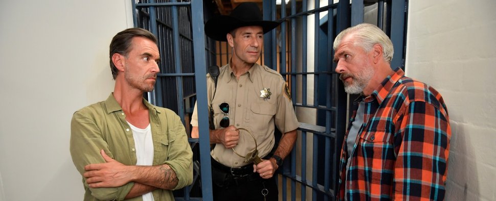Sheriff Steve McCrown (Kai Pflaume, M.) steckt Max Parger (Florian Silbereisen, l.) und Martin Grimm (Daniel Morgenroth, r.) ins Gefängnis – Bild: ZDF/Dirk Bartling