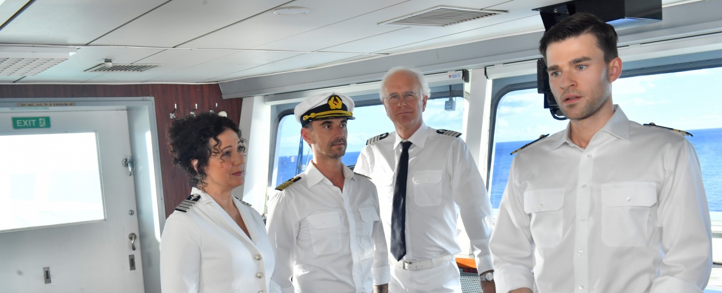 Quoten: „Traumschiff“ und „Tatort“ räumen ab, „The Masked Singer“ schlägt sich wacker – Alte Folge von „Kitchen Impossible“ vor Sat.1-Film, NFL wieder mit Anlaufschwierigkeiten – Bild: ZDF/​Dirk Bartling