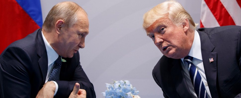 Das Treffen von Kremlchef Wladimir Putin (l.) und US-Präsident Donald Trump steht international im Fokus – Bild: ZDF/Evan Vucci/AP/dpa