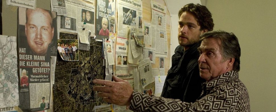 Der pensionierte Kommissar Altendorf (Elmar Wepper, r.) zeigt Tanner (Ronald Zehrfeld) sein Privatarchiv. – Bild: ZDF/Julia von Vietinghoff Der pensionierte Kommissar Altendorf (Elmar Wepper, r.) zeigt Tanner (Ronald Zehrfeld) sein Privatarchiv. – Bild: ZDF/Julia von Vietinghoff