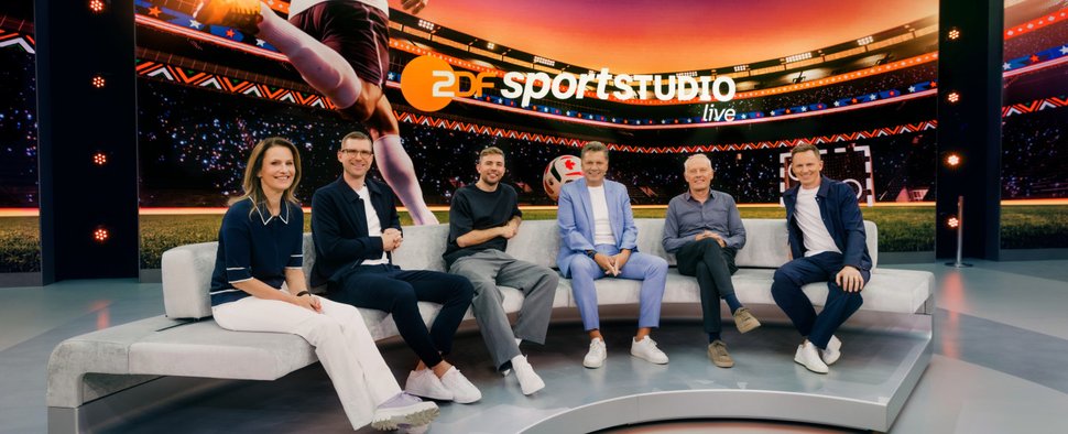 Das ZDF-WM-Team mit (v. l.) Katrin Müller-Hohenstein, Per Mertesacker, Christoph Kramer, Thorsten Kinhöfer, Christian Streich und Jochen Breyer – Bild: ZDF/Thomas Kierok