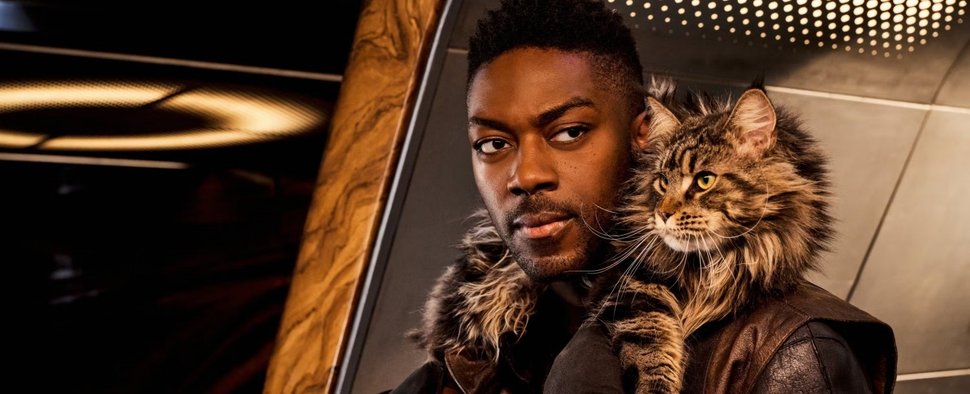 David Ajala als Cleveland „Book“ Booker (mit Reisebegleiter, der Katze Grudge) in „Star Trek: Discovery“ – Bild: StarTrek.com