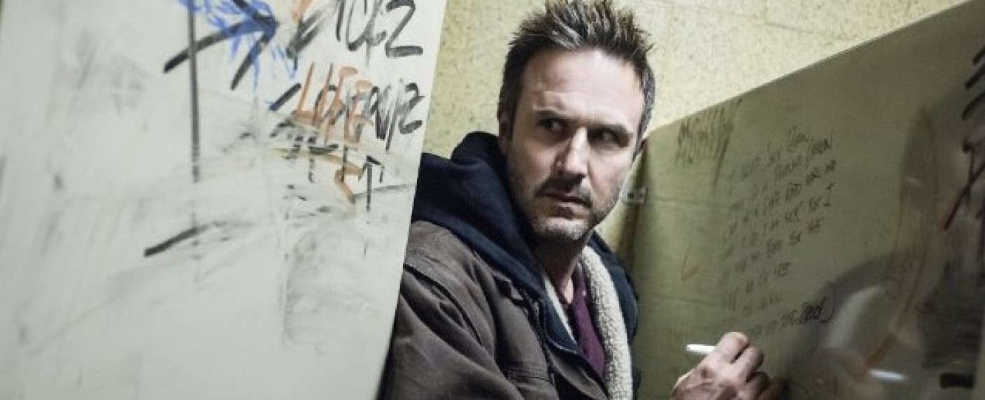 „Mrs. Davis“: David Arquette in neuem Damon-Lindelof-Drama dabei – US-Dramaserie mit Betty Gilpin („GLOW“) in Arbeit – Bild: Lifetime