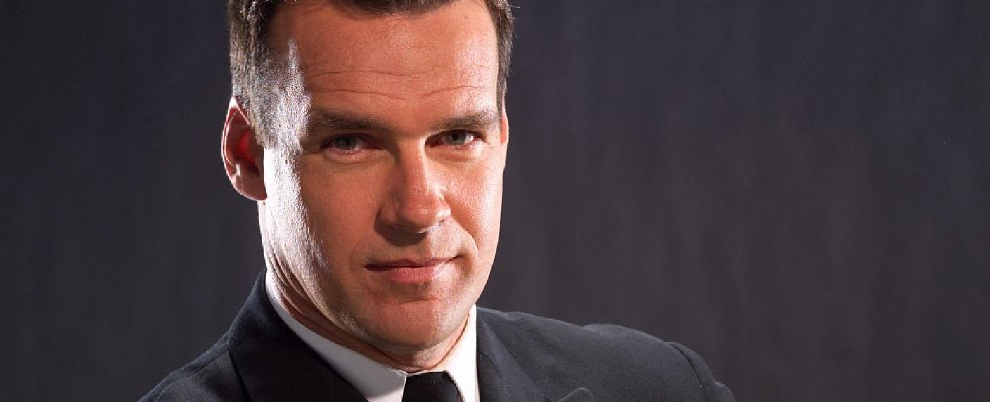 „J.A.G.“-Star David James Elliott besucht „Navy CIS: L.A.“ – Callen, Sam und Harmon Rabb beschützen einen Flugzeugträger – Bild: CBS