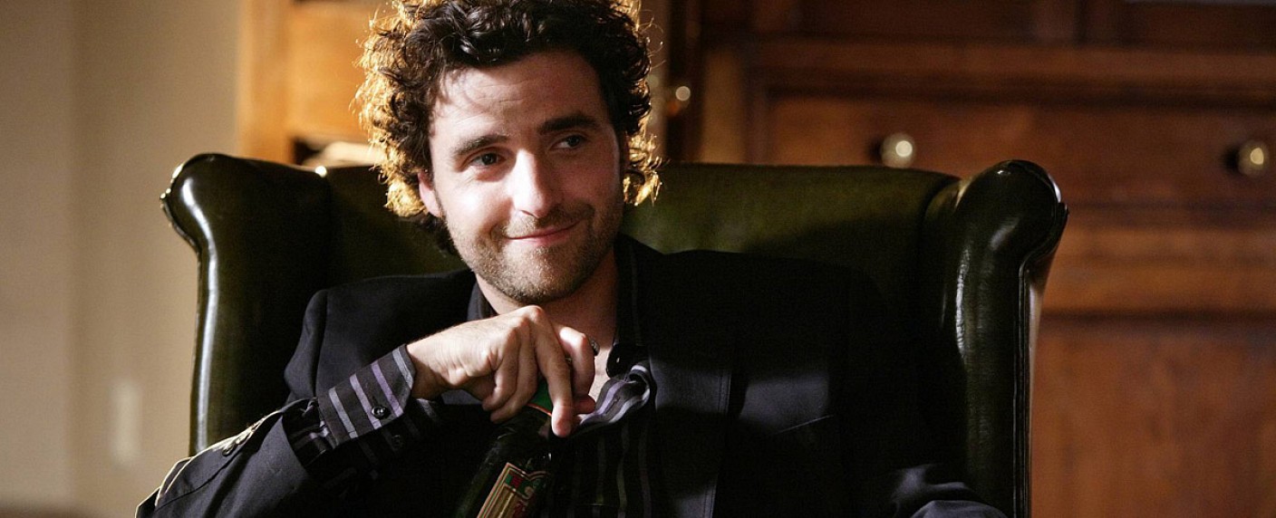 David Krumholtz wird für IFC zur Großmutter – „Numb3rs“-Star spielt in Serienpilot 72-jährige Frau – Bild: CBS