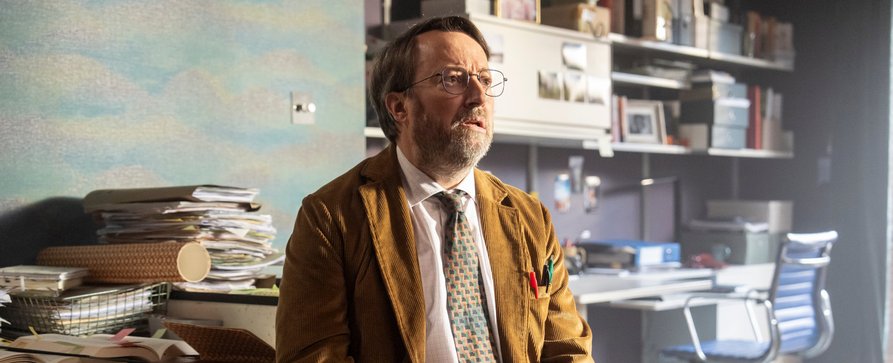 „Ludwig – Mörderische Rätsel“: Britischer Krimihit mit David Mitchell feiert endlich Deutschlandpremiere – Obsessiver Rätselfan wird unverhofft zum Mordermittler – Bild: ZDF/​Colin Hutton