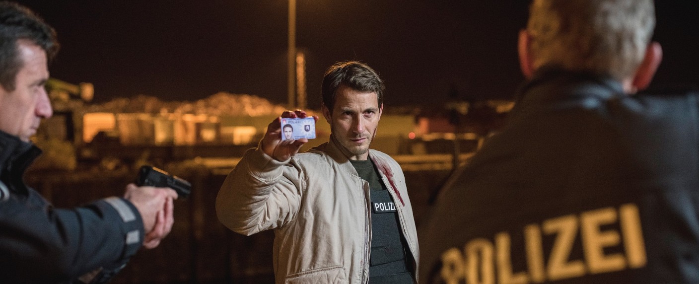 Quoten: „Bad Cop“ startet wenig berauschend, kräftige Verluste fürs „Pubertier“ und „Zarah“ – „Hirschhausens Quiz des Menschen“ holt Tagessieg, „Kiss Bang Love“ mutiert zum Megaflop – Bild: RTL/​Georges Pauly