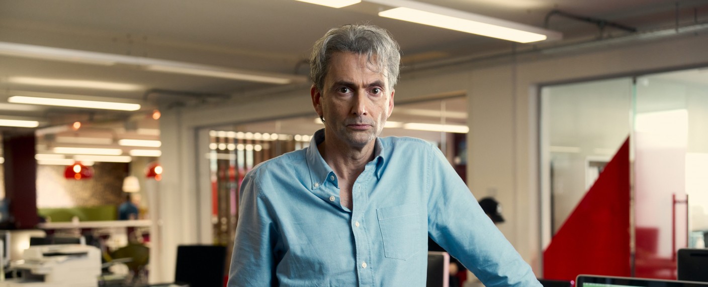 David Tennant im ersten Trailer zum Abhörskandal „The Hack“ von „Adolescence“-Macher – Jack Thorne rollt Rupert-Murdoch-Skandal für ITV neu auf – Bild: ITV