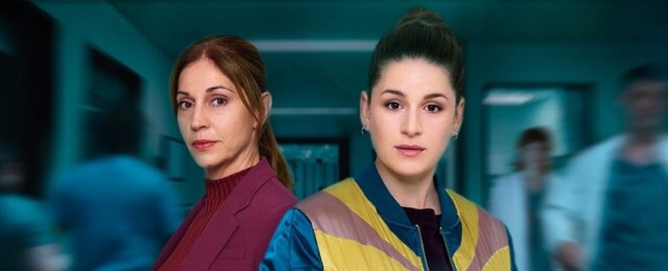 „David und Goliath“: Ulrike C. Tscharre (l.) als Dr. Veronika Jelinek und Lou Strenger als Dina Schwarz – Bild: WDR/Bantry Bay Productions GmbH/Frank Dicks