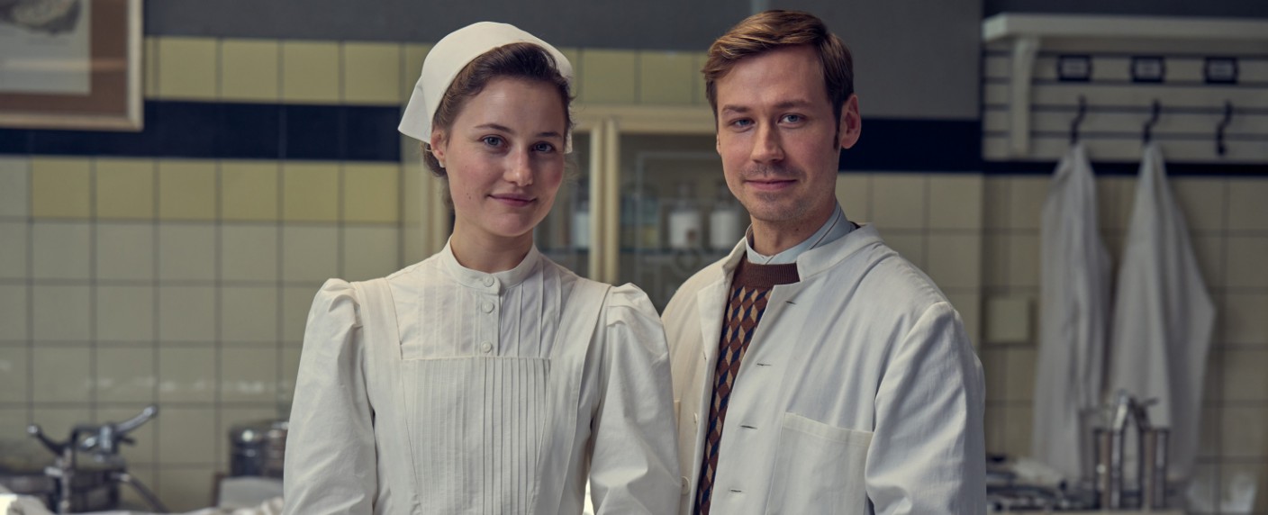 „Davos“: Neue High-End-Dramaserie entsteht für ARD und SRF – Dominique Devenport und David Kross in historischem Spionagegeflecht – Bild: ARD Degeto/​SRF/​Amalia Film/​Contrast Film/​Letterbox Filmproduktion/​Frank Dicks