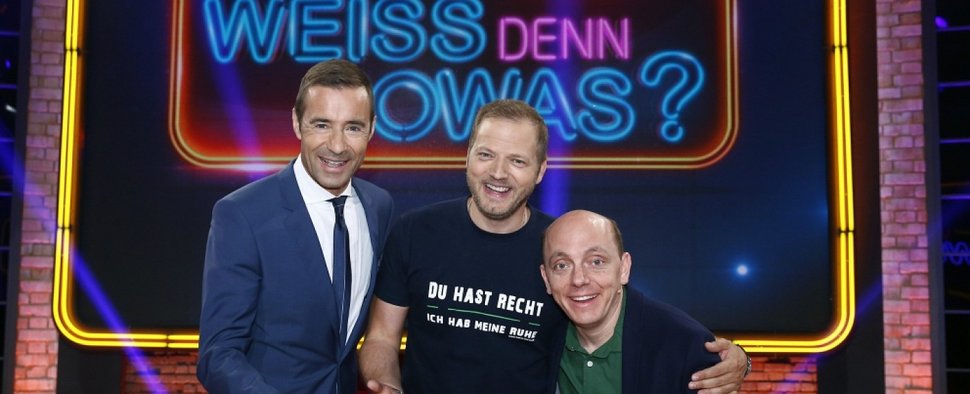 „Wer weiß denn sowas?“: Kai Pflaume (l.), Mario Barth (m.) und Bernhard Hoëcker (r.) in der Primetime-Ausgabe der ARD-Show – Bild: NDR/Morris Mac Matzen