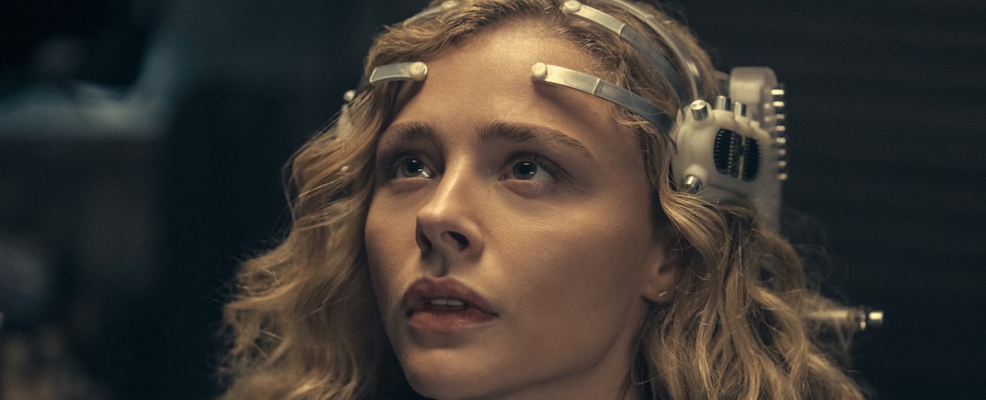 „Peripherie“: Dystopie-Nachschub mit Chloë Grace Moretz – Review – Neue Sci-Fi-Serie der „Westworld“-Produzenten muss noch etwas an Sogkraft zulegen – Bild: Prime Video