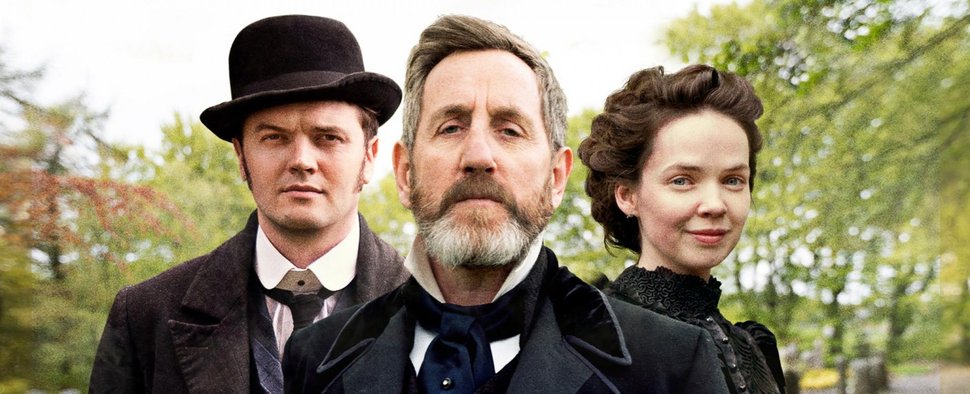 Fotograf Brock Blennerhasset (Michael Smiley, M.) mit Assistent Conall (Kerr Logan) und Nichte Nancy (Eileen O’Higgins) in „Dead Still“ – Bild: Rogers