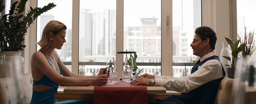 „Deadlines“: Franzi (Llewelyn Reichman) trifft einen imaginierten Mann (Christoph Gawenda) in einem Café in Frankfurt – Bild: ZDF/Rebecca Meining