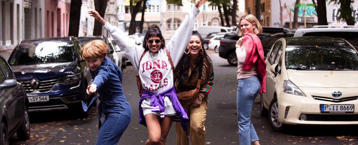 „Deadlines“: Dann startet die dritte Staffel der ZDFneo-Comedy – „Goldstein Girls“ ringen wieder mit großen Fragen des Lebens – Bild: ZDF/​Anne Wilk