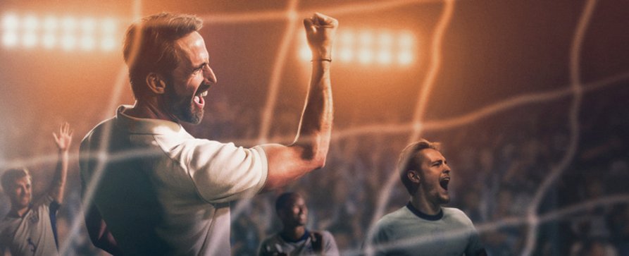 Vor WM 2026: BBC-Fußballdrama mit Joseph Fiennes („The Handmaid’s Tale“) und Jodie Whittaker („Doctor Who“) feiert Deutschlandpremiere – Miniserie um Gareth Southgate und die EM 1996 – Bild: ZDF/​Left Bank TV