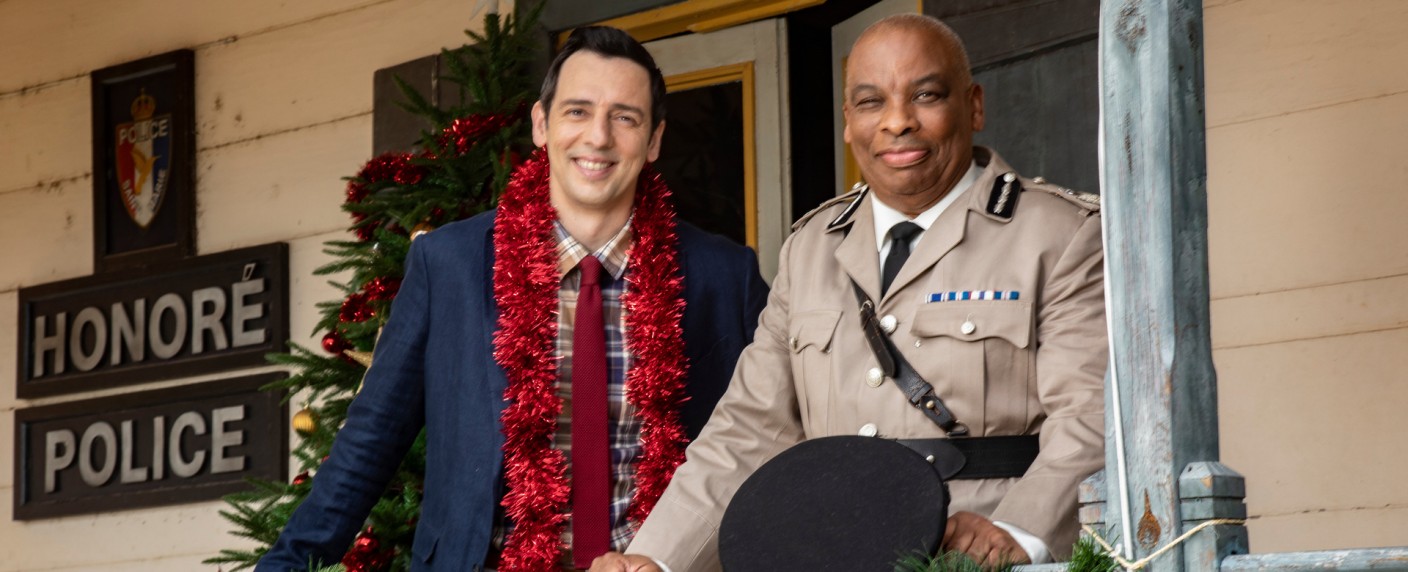 „Death in Paradise“: Staffel 12 mit Weihnachtsspecial feiert nach Ostern deutsche Free-TV-Premiere – Neue Folgen der britischen Erfolgsserie mit Ralf Little und Don Warrington – Bild: BBC