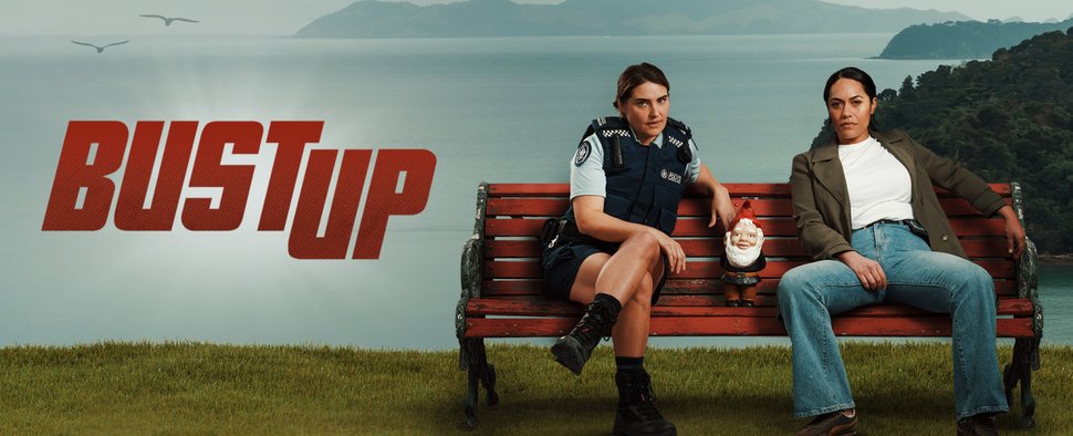 Deb Brighton (Morgana O’Reilly, l.) und Mihi Renata (Roimata Fox) in „Bust Up“ – Bild: Sky NZ/ZDF Studios