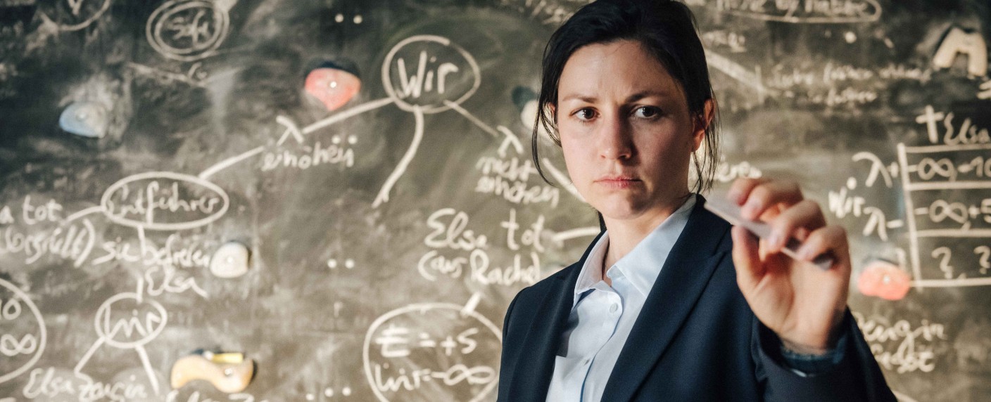 „Decision Game“: Leidvolle Strategie im Einheitsbrei – Review – Neustart in der ZDFmediathek kann kaum eigene Akzente setzen – Bild: ZDF/​Stanislav Honzik