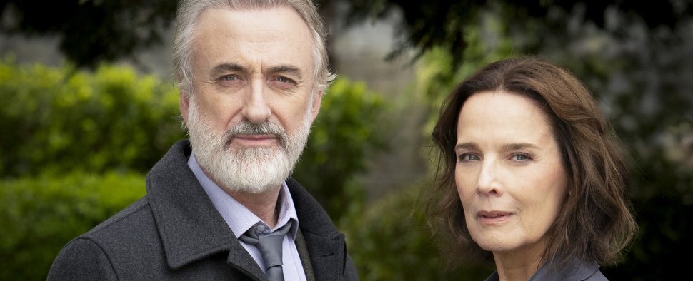 Declan Conlon (l.) und Désirée Nosbusch sind wieder für den „Irland-Krimi“ im Einsatz – Bild: ARD Degeto Film/goodfriends/Martin Maguire