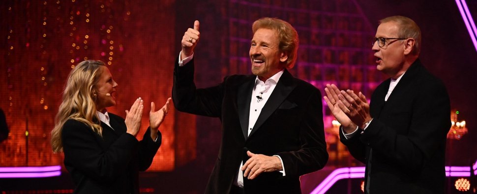 „Denn sie wissen nicht, was passiert“: (v. l.) Barbara Schöneberger, Thomas Gottschalk und Günther Jauch – Bild: RTL/Julia Feldhagen